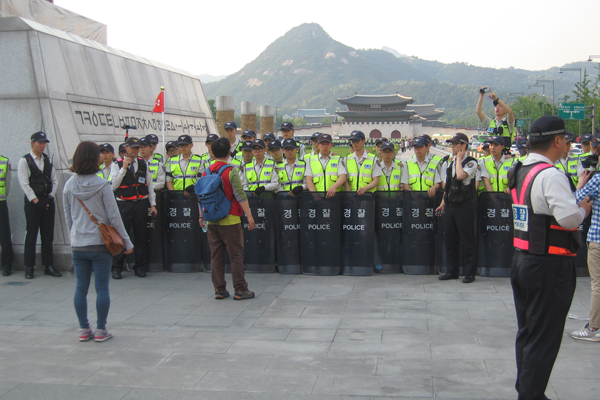 코오롱 노동자 앞을 막아 선 경찰들