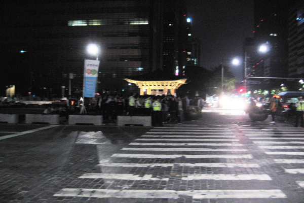 떠나기 전 마지막으로 찍은 사진. 경찰이 밀고 내려와 사람들이 광장 귀퉁이까지 밀려났다.