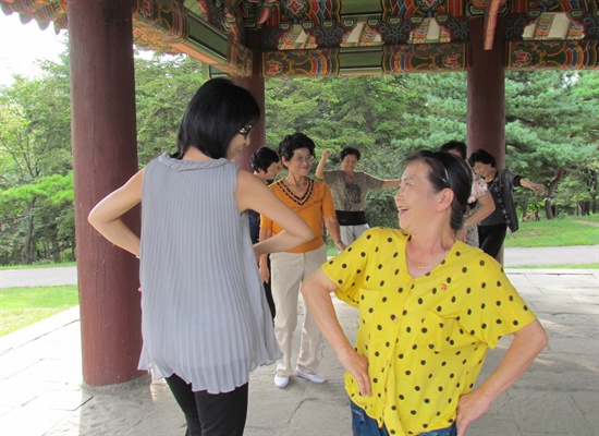 북한 아줌마와 함께 어울려 춤을 추는 나