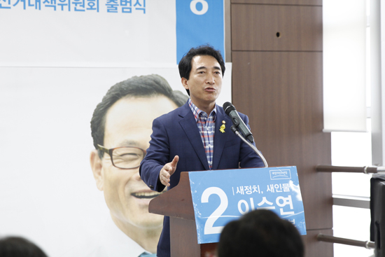 박 의원은 이 자리에서 오늘(19일) 오전에 발표한 박 대통령의 대국민담화와 관련해 국민을 무서워하는 것이 아니라 선거를 무서워하기 때문에 미봉책을 내놓은 것이라고 비난했다.