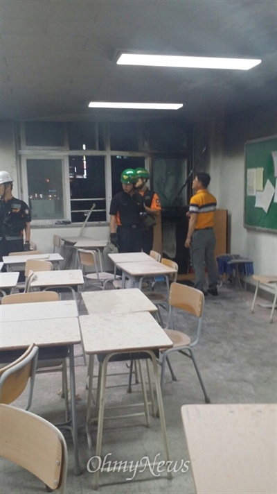 19일 오후 경북대 사대부고 2학년 6반 교실 오른쪽 뒤편에서 화재가 발생했으나 진화됐다(엄지뉴스).
