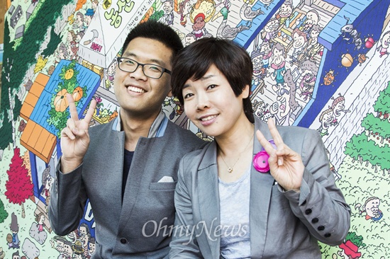 10만인클럽 송지하 회원이 <오마이뉴스>와 동행 인터뷰를 마치고 개그우먼 김미화씨와 함께 사진을 찍었다.