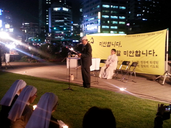 '정의평화민주 가톨릭행동'이 주최하는 제4차 거리피정이 19일 저녁 7시 30분 서울광장에서 미사로 거행되었다. 