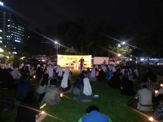 '정의평화민주 가톨릭행동'에 주최하는 제4차 거리피정이 19일 저녁 7시 30분 서울광장에서 참회 추모 미사로 거행되었다.  
