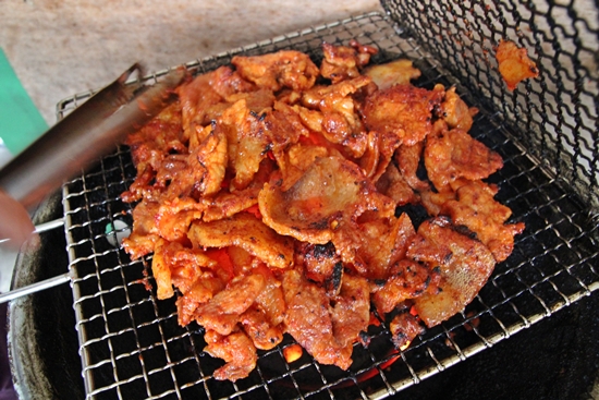 품질 좋은 돼지고기 목살을 연탄불에 구워내 독특한 풍미가 살아있다. 

