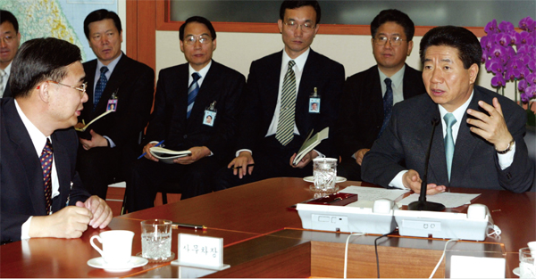 2003년 6월 24일 노무현 대통령이 NSC 위기관리센터 개소식에 참석해 이종석 사무차장(맨 왼쪽) 등 참석자들과 환담하고 있다.