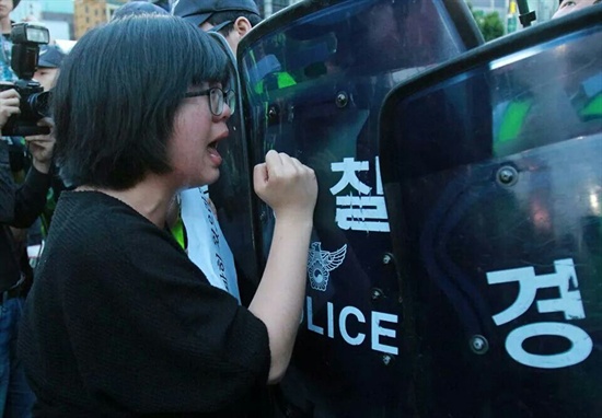 '가만히 있으라' 침묵 시위를 제안한 용혜인씨가 지난 18일 서울 중구 동화면세점 앞에서 시위를 벌이고 있는 모습이다. 