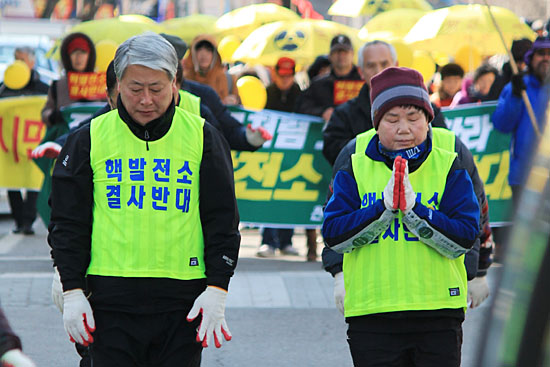지난 3월 10일 삼척 시내에서 진행된 '핵없는 세상을 위한 삼보일배 대행진'에 참석한 김양호 후보(사진 왼쪽). 