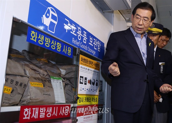 6.4 지방선거 공식선거운동이 시작된 지난달 22일 새벽 박원순 새정치민주연합 서울시장 후보가 최근 열차 추돌 사고가 발생한 2호선 상왕십리역을 방문해 역내에 비치돼 있는 구호용품을 둘러보고 있다.
