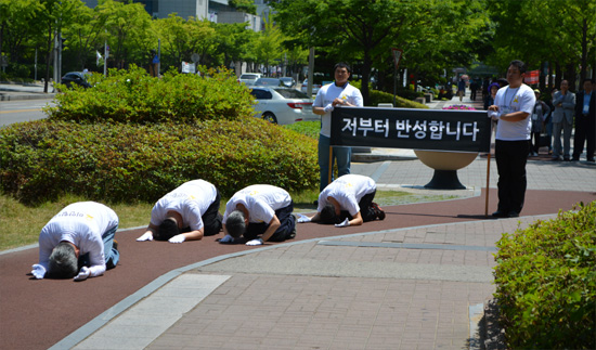 한숭동 대전교육감 후보가 22일 대전시청 앞에서 세월호 참사와 관련, '참회와 반성의 3보1배'로 선거운동을 시작했다.