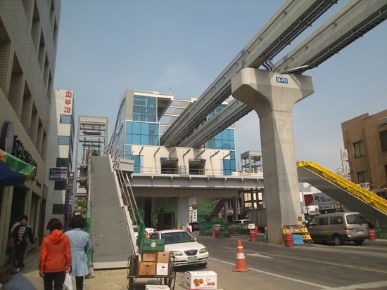 대구도시철도 3호선이 지날 예정인 수성시장네거리 인근 건설현장.