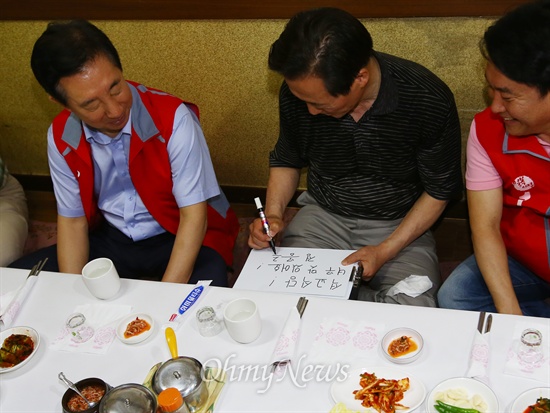 정몽준의 식전 사인 "너무 맛있어요" 정몽준 새누리당 서울시장 후보가 유세 첫날인 22일 오전 서울 서대문구 영천시장에 방문해 점심 식사를 기다리던 중 사인을 하고 있다.