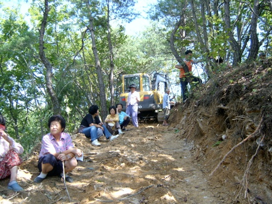 건설현장 자재 반입을 막고 있는 구만리 지역 주민들.