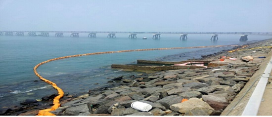 22일 오전 삼성토탈이 충남 서산시 대산읍 신규부두 해안에 석유류인 파라디에틸벤젠 약 2.4톤을 유출했다.  
