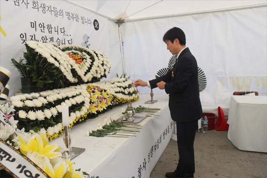 정의당 한창민 대전시장 후보가 선거운동 첫날인 22일 오전 대전역 서광장에 마련된 세월호 희생자 합동 시민분향소를 찾아 헌화하고 있다.