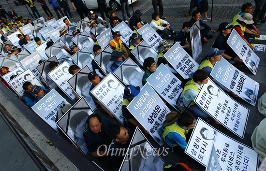 금속노조 삼성전자서비스지회 노동자들이 5월 22일 오후 서울 청계광장에서 생활임금보장과 노조탄압 중단등을 요구하며 집회를 열고 있다. 