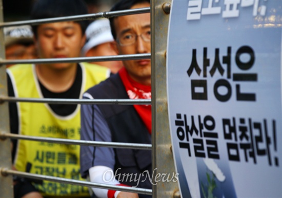 금속노조 삼성전자서비스지회 노동자들이 5월 22일 오후 서울 청계광장에서 생활임금보장과 노조탄압 중단등을 요구하며 집회를 열고 있다. 