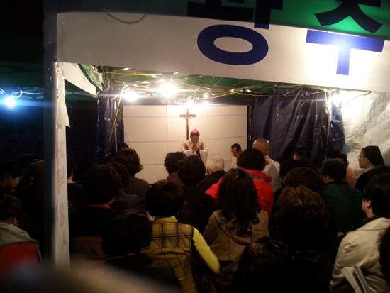 4월 20일 저녁 8시 진도체육관 마당 '광주대교구' 천막에서 거행된 천주교 수원교구 총대리 이성효 리노 주교 집전 미사 장면. 