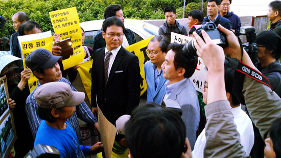 원희룡 새누리당 제주도지사 후보의 강정마을 간담회 방문을 마을 일부 주민들과 해군기지 반대활동가들이 막고 있다. 