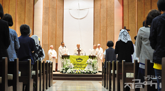 5월 21일 오후 5시 15분 서강대 이냐시오 성당에서 세월호 참사 희생자들을 위한 추모미사와 추모제가 열렸다.