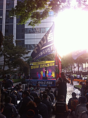 지난 22일 안전하게 일할 권리를 위해 서울상경 투쟁을 전개하고 있는 금속노조 조선분과 조합원들.