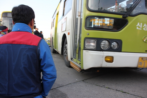 전주시내버스노동자들은 14일간의 승무거부 투쟁을 잠시 정리하고 새로운 투쟁을 준비하고 있다. 