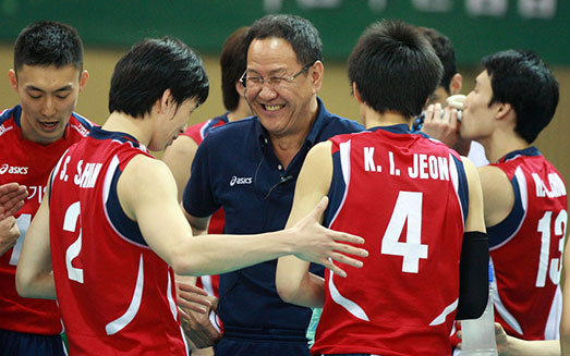  남자배구 국가대표팀 박기원 감독(가운데)과 선수들