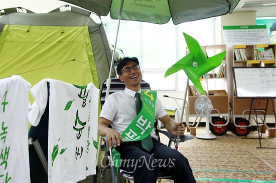 6월 지방선거에서 광주 북구의원에 도전하는 박필순 녹색당 후보의 선거캠프에는 '진짜 캠핑장'이 꾸려져 있다. 박 후보가 파라솔 아래의 캠핑용 의자에 앉아 웃음을 짓고 있다.