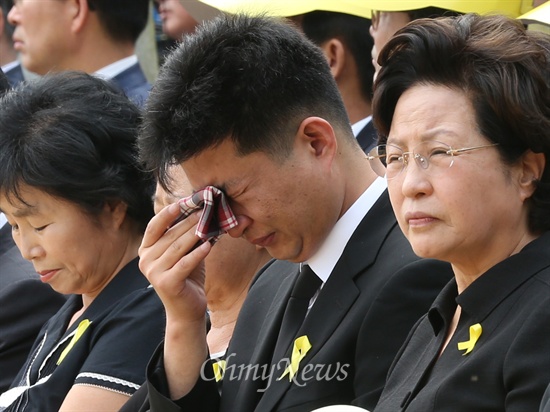 23일 오후 경남 김해시 봉하마을에서 열린 노무현 전 대통령 서거 5주기 공식 추도식에서 노 전 대통령의 장남 건호씨가 추모영상을 보며 눈물을 훔치고 있다.