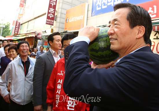 정몽준 새누리당 서울시장 후보가 23일 오후 서울 강서구 방신시장에서 거리유세를 하던 중 수박을 들고 두드리고 있다.