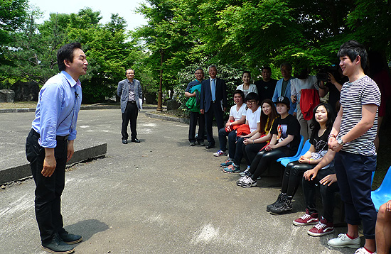 원희룡 새누리당 제주도지사 후보가 23일 제주국제대학교에서 학생들과 청년실업 등을 주제로 즉석 토론을 하고 있다.