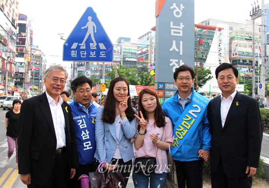 새정치민주연합 김경수 경남지사 후보가 문재인 국회의원, 김두관 상임고문과 함께 23일 저녁 창원 상남시장 일대를 돌며 시민들을 만나 인사를 했다.