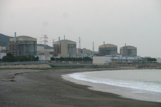 사람 사는 마을에서 바라본 월성원자력발전소이다. 왼쪽부터 월성1,2,3,4호기이다. 맨 왼쪽의 월성1호기는 1983년부터 상업운전을 시작해 2012년 설계수명이 완료되었다. 그러니 70년대 기술로 지어진 것이다. 