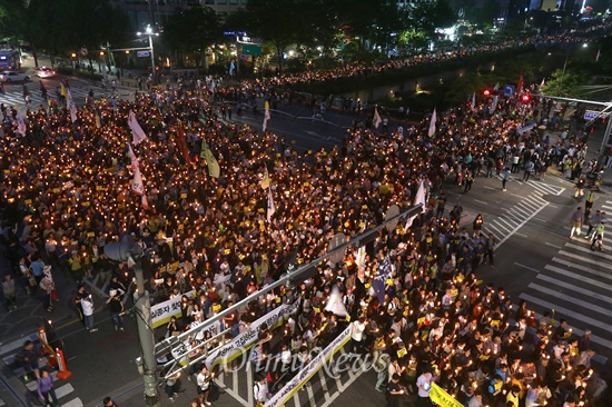 세월호 참사 39일째인 24일 오후 서울 청계광장에서 열린 '세월호참사 2차 범국민촛불행동'에 참가한 시민들이 거리 행진을 벌이고 있다. 