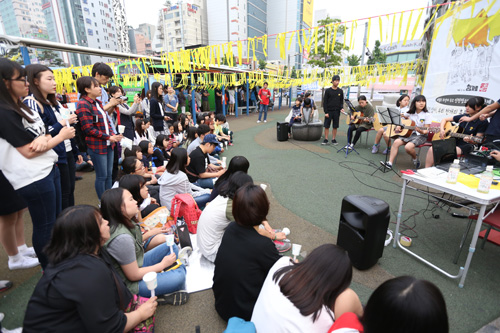 5월 24일 주안역 앞 광장에서 열린 ‘세월호 희생자 추모 인천청소년촛불문화제’ 참가자들이 기타 연주 공연을 하고 있다.