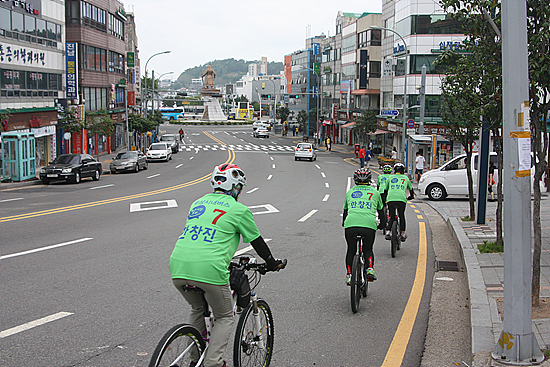 이순신장군 동상이 보이는 중앙동 일대를 도는 홍보팀