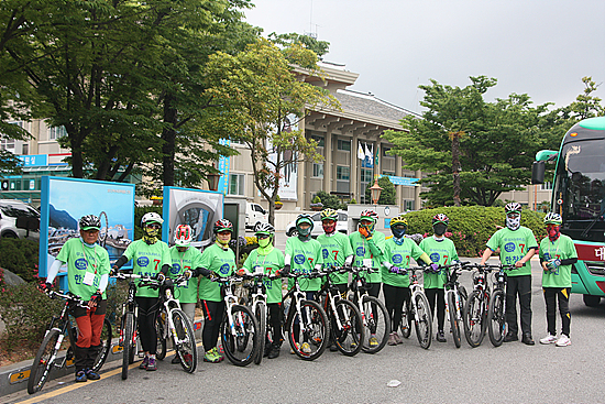 아침 8시 각자 맡은 구역으로  출발 직전에 시청 앞에 모인 자전거홍보팀들  