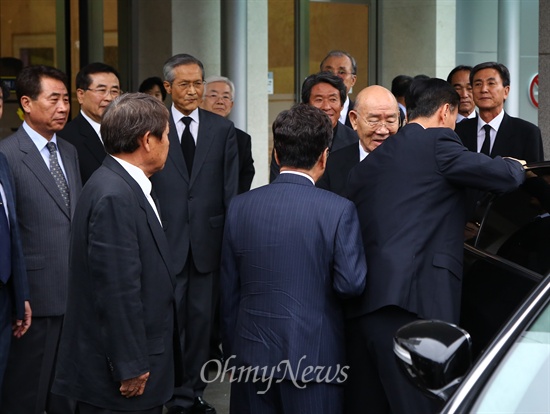 전두환 전 대통령이 25일 오후 서울강남병원 장례식장에 마련된 12.12군사반란 당시 핵심 인물인 고 이학봉 전 보안사 대공처장(24일 폐암 사망)의 빈소에 조문한 뒤 떠나고 있다.