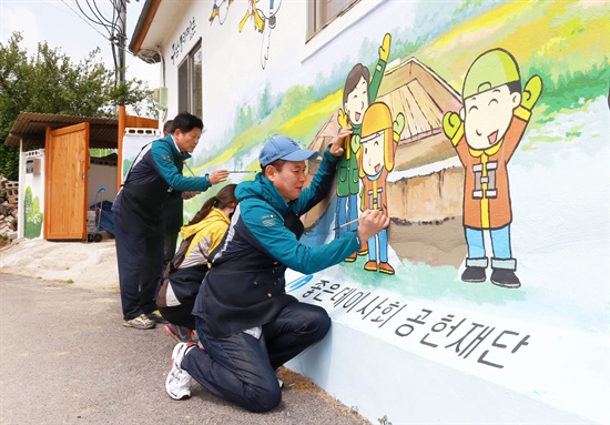 (사)한국조류보호협회 창원지회와 좋은데이 사회공헌재단은 25일 지난 창원시 동읍 죽동리 주남저수지 용산마을 일대에서‘생태 벽화 그리기’를 실시했다. 