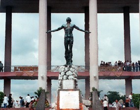 국립필리핀대학교 입구에 있는 조각상. 이 대학교의 상징이다.
