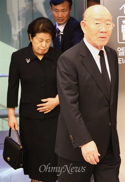 전두환 전 대통령이 25일 오후 서울강남병원 장례식장에 마련된 12.12군사반란 당시 핵심 인물인 고 이학봉 전 보안사 대공처장(24일 폐암 사망)의 빈소에 도착하고 있다.