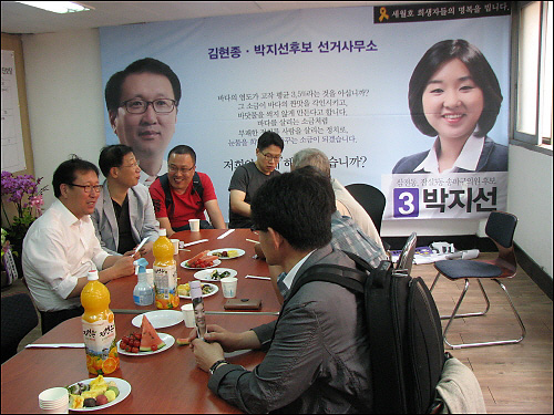사무실을 찾은 지인들과 대화하는 김현종 후보