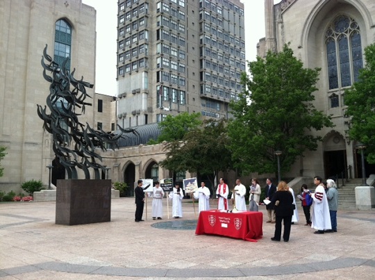 미연합감리교회 한. 미 목사들이 보스톤 대학교 마쉬채플 앞에서 성명서를 발표하고 기도회를 갖고 있다.