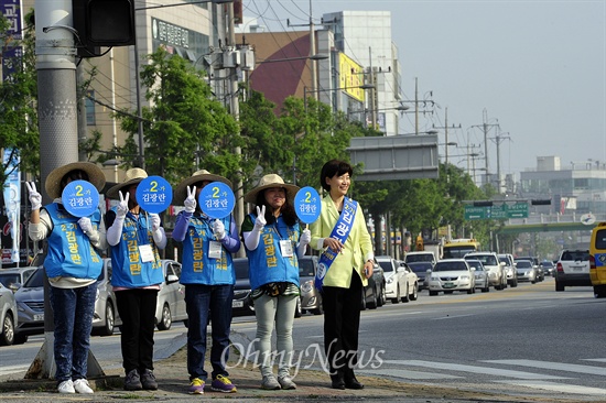 6월 지방선거에서 광주 광산구의원에 도전하는 김광란 새정치민주연합 후보(오른쪽)가 22일 광주 광산구 월곡시장 인근에서 선거운동을 하고 있다.