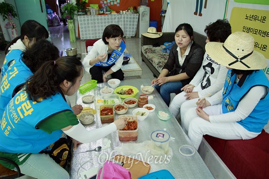 6월 지방선거에서 광주 광산구의원에 도전하는 김광란 새정치민주연합 후보가 22일 광주 광산구에 있는 자신의 선거사무소에서 운동원들과 점심 식사를 하고 있다.