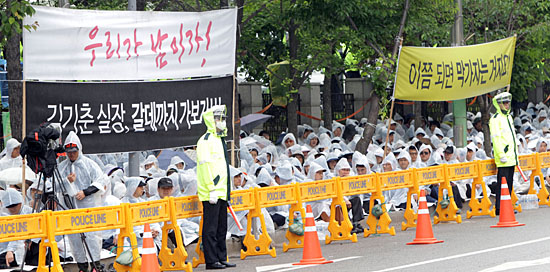 25일 오후 인천시 남구 인천지방검찰청사 앞에서 기독교복음침례회(일명 구원파) 신도 500여명이 검찰 규탄 집회를 열고 있다.