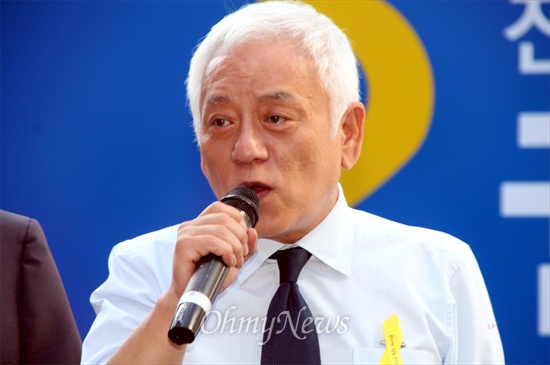 김한길 새정치민주연합 공동대표가 26일 오후 대전 으능정이 거리에서 지원유세를 펼치고 있다.