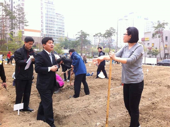  성북구 도시텃밭을 둘러보고 있는 김영배 성북구청장