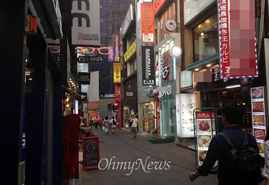 서울시 중구 명동의 한 골목. 홍아무개씨와 유아무개씨의 점포가 보인다. 