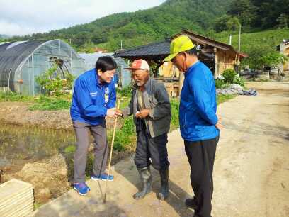 홍기업 강릉시장 후보가 시골마을에서 어른신께 지지를 당부하고있다.